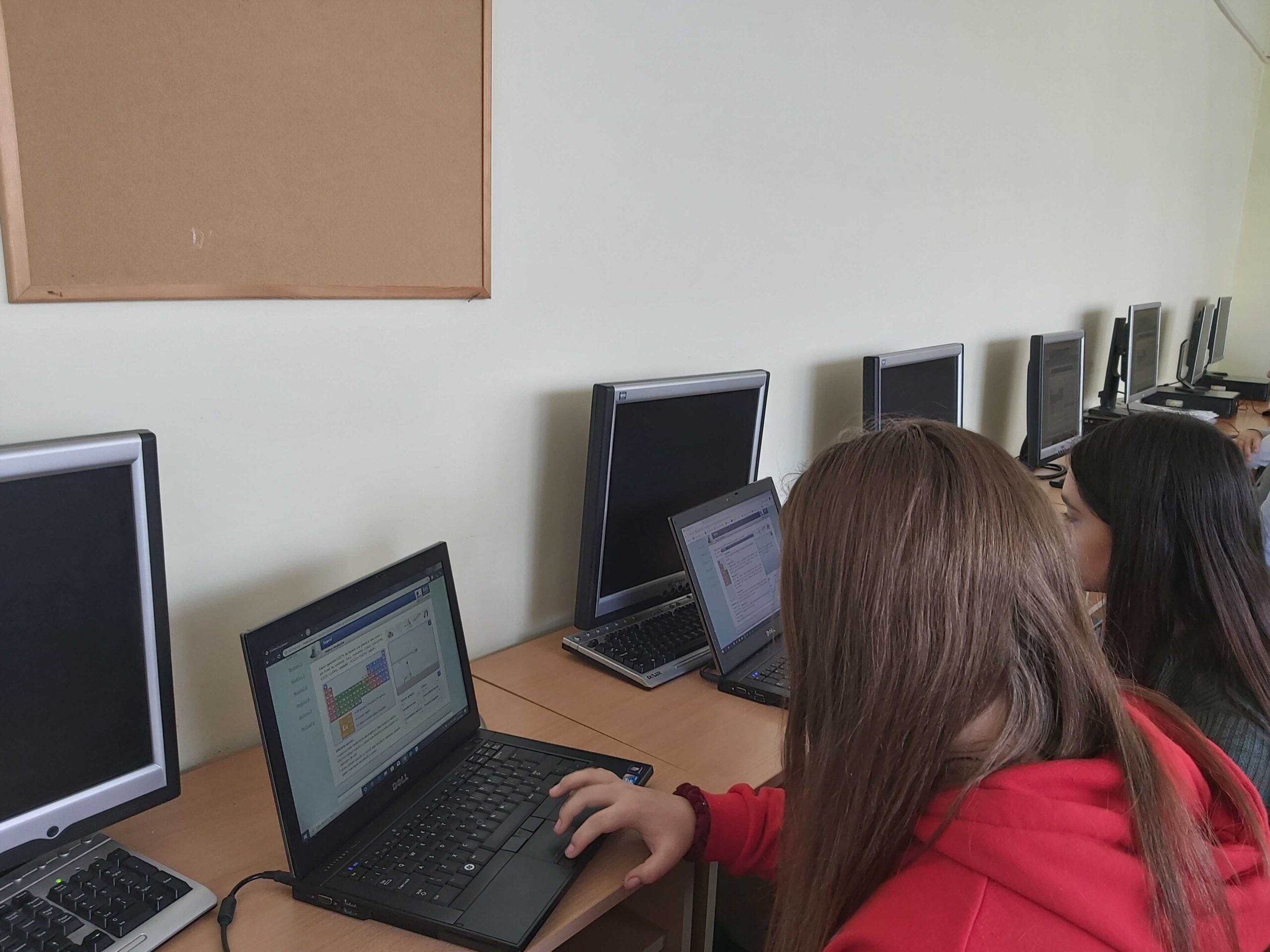 Școlile din zone defavorizate primesc „Un byte de ajutor” de la Ateliere fără Frontiere și ECOTIC